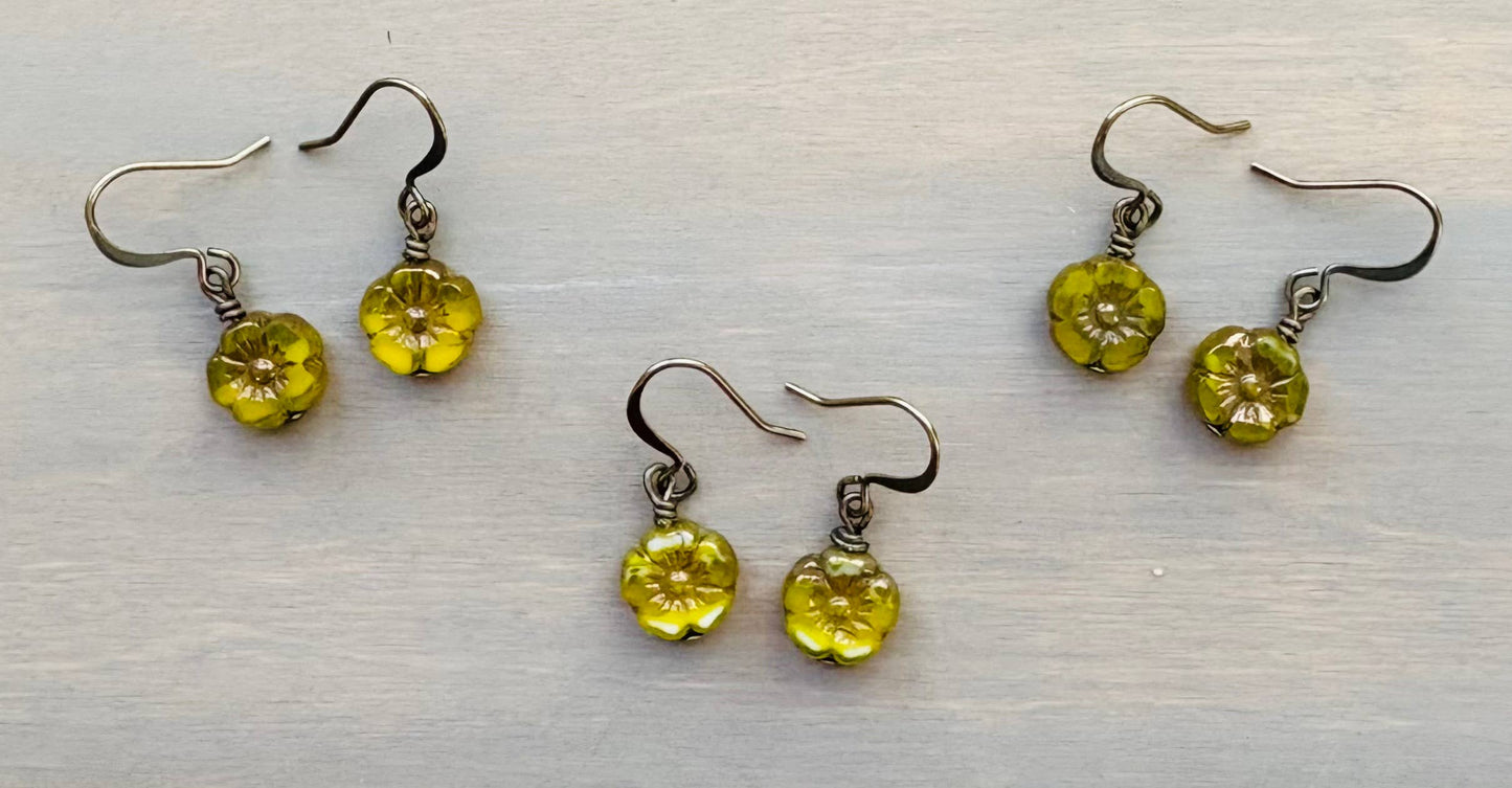 Sweet Olivine Pressed Glass Crystal Flower Crocheted Necklace