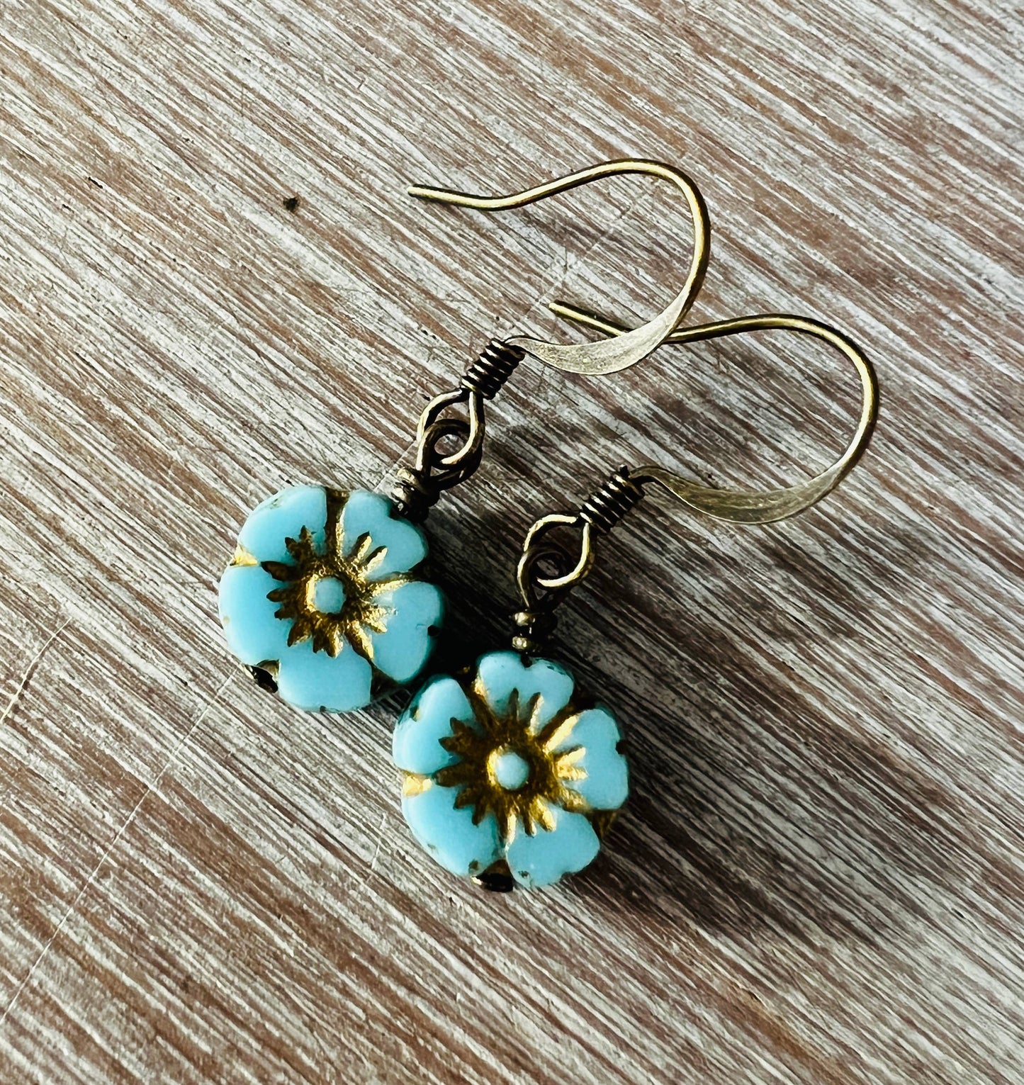 Dainty Flora Aqua Beach Necklace With Sand Color Crystals